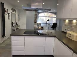 Luxurious Three Bedroom Duplex Apt Close to Beach