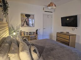 Newly Refurbished Luxury 3 Bed Duplex Apartment