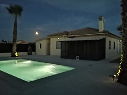 Villa - Sleeps 4 - Pool - Patio - Parking
