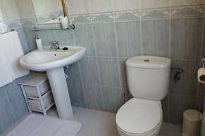 Villa - Sleeps 4 - Pool - Patio - Parking