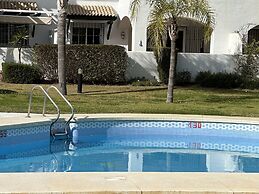 2 Bed-sleeps 4-private Patio-pool-aircon
