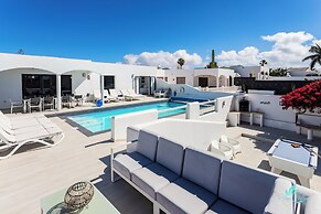 Remarkable 5-bed Villa in Playa Blanca
