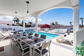 Remarkable 5-bed Villa in Playa Blanca
