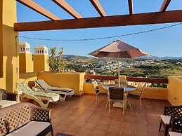 3 Bed Penthouse - Sleeps 8 - Pool - Sea View