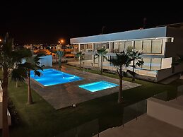 Outstanding 2 bed Apartment With Rooftop sea Views