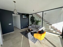 Outstanding 2 bed Apartment With Rooftop sea Views