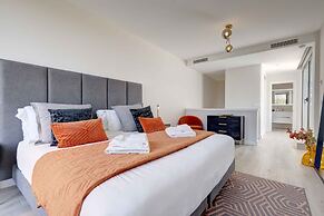 Modern Four Bedroom House With Golf Course Views