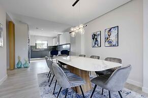 Modern Four Bedroom House With Golf Course Views