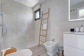 Modern Four Bedroom House With Golf Course Views