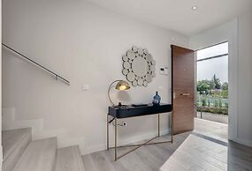 Modern Four Bedroom House With Golf Course Views