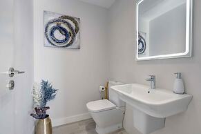 Modern Four Bedroom House With Golf Course Views