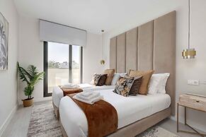 Modern Four Bedroom House With Golf Course Views