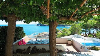 White Rock Villa With Breathtaking Views and Pool