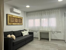 Cozy Apartment up to 6 Persons 3 min to Metro