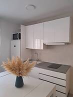 Cozy Apartment up to 6 Persons 3 min to Metro