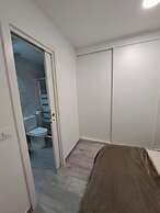 Cozy Apartment up to 6 Persons 3 min to Metro