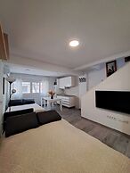 Cozy Apartment up to 6 Persons 3 min to Metro