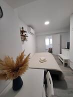 Charming Apartment up to 4 Persons 3 min to Metro