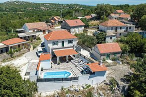 Holiday Home Luce with Pool