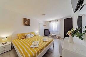 Holiday Home Luce with Pool