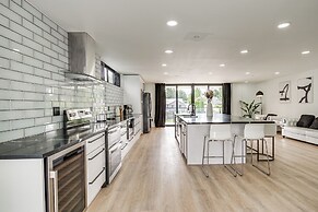 Lakefront Lynnwood Home w/ Balconies & Shared Dock
