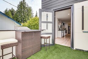 Lakefront Lynnwood Home w/ Balconies & Shared Dock