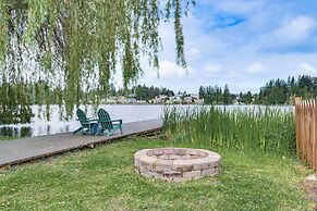 Lakefront Lynnwood Home w/ Balconies & Shared Dock