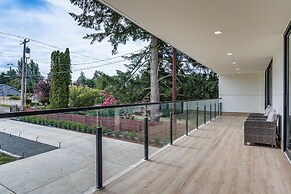 Lakefront Lynnwood Home w/ Balconies & Shared Dock