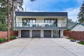 Lakefront Lynnwood Home w/ Balconies & Shared Dock