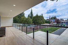 Lakefront Lynnwood Home w/ Balconies & Shared Dock
