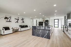 Lakefront Lynnwood Home w/ Balconies & Shared Dock