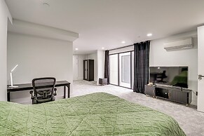 Lakefront Lynnwood Home w/ Balconies & Shared Dock