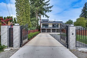 Lakefront Lynnwood Home w/ Balconies & Shared Dock