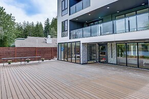 Lakefront Lynnwood Home w/ Balconies & Shared Dock