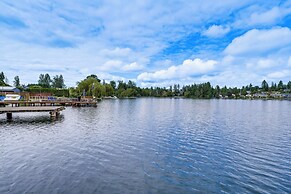 Lakefront Lynnwood Home w/ Balconies & Shared Dock