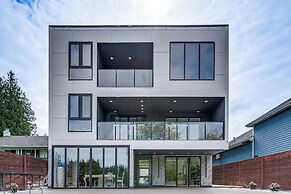 Lakefront Lynnwood Home w/ Balconies & Shared Dock