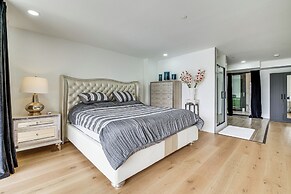 Lakefront Lynnwood Home w/ Balconies & Shared Dock