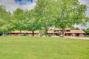 High Point Townhome w/ Patio, 1 Mi to Main Street!