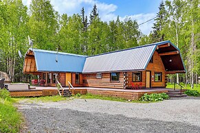 Roomy Log Cabin w/ Hot Tub, Walk to Kenai River!