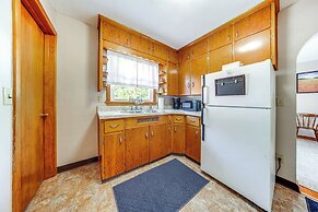 < 1 Mi to Lake Erie: Ashtabula Hideaway!