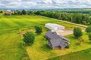 Lovely Roberts Home w/ Patio & Mountain Views!