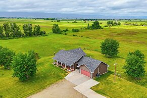 Lovely Roberts Home w/ Patio & Mountain Views!