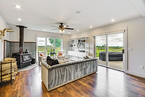 Lovely Roberts Home w/ Patio & Mountain Views!