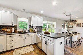 Lovely Roberts Home w/ Patio & Mountain Views!