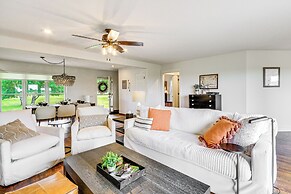 Lovely Roberts Home w/ Patio & Mountain Views!