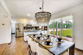 Lovely Roberts Home w/ Patio & Mountain Views!