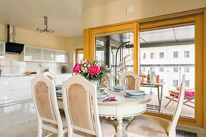 Lumina 4-room apart in Mennica Residence
