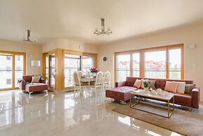 Lumina 4-room apart in Mennica Residence
