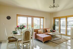 Lumina 4-room apart in Mennica Residence