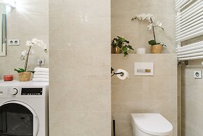 Lumina 4-room apart in Mennica Residence